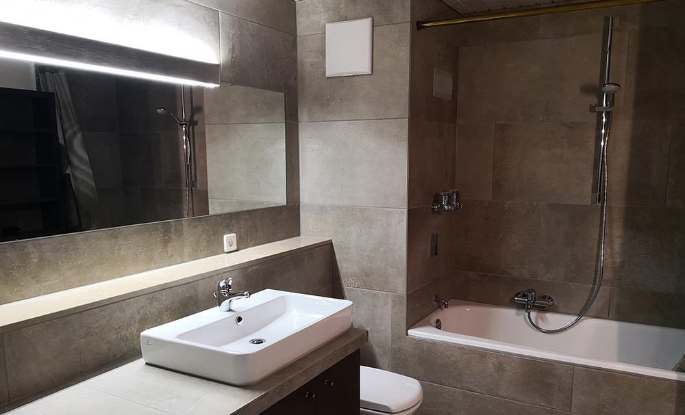 Modernes saniertes Badezimmer