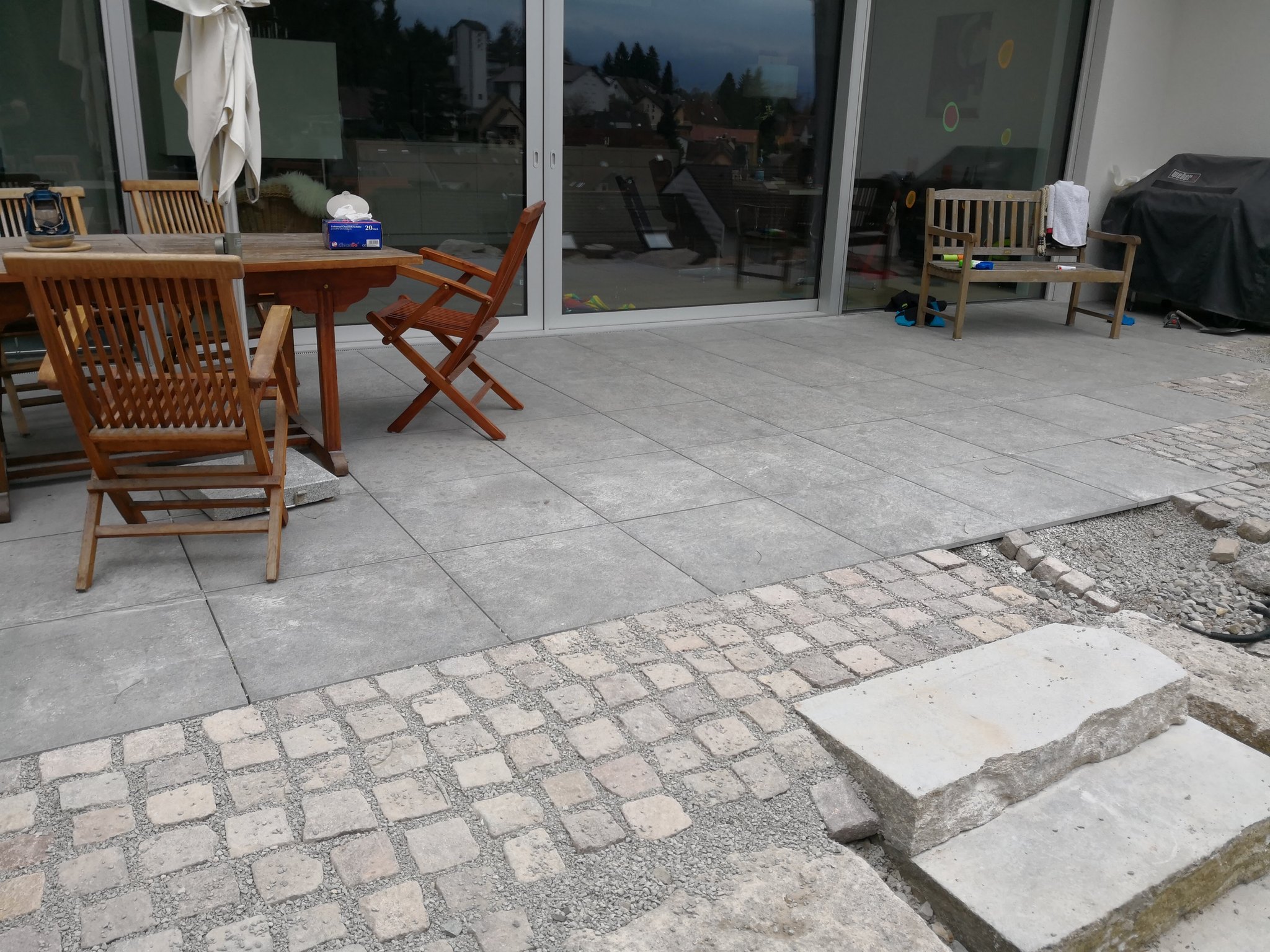 Terrasse mit Feinsteinzeug-Platten an einem Pool
