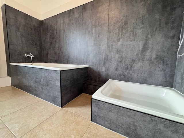Badezimmer, dunkelgrauen Betonoptik- Aluverbundplatten und hellem Fliesenboden