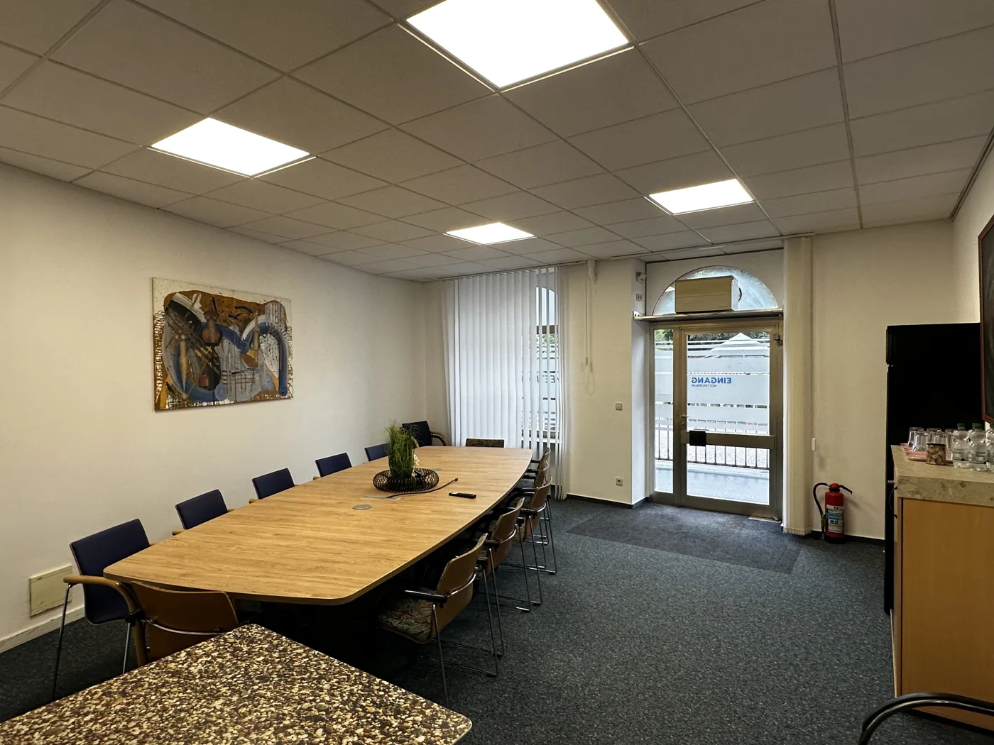 Meetingraum mit TV-Bildschirm und Flipchart