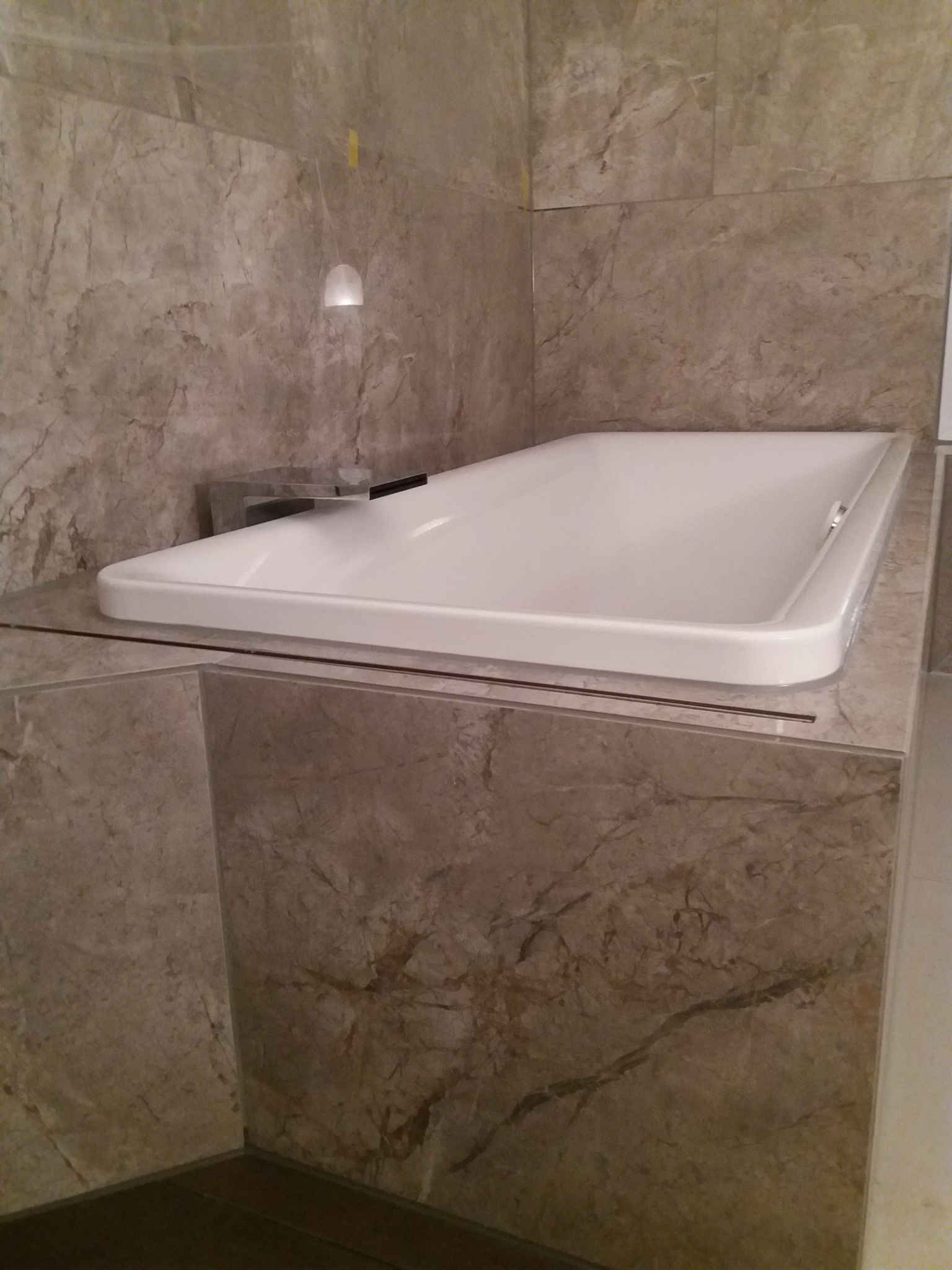 Badewanne mit Fliesen in Marmoroptik