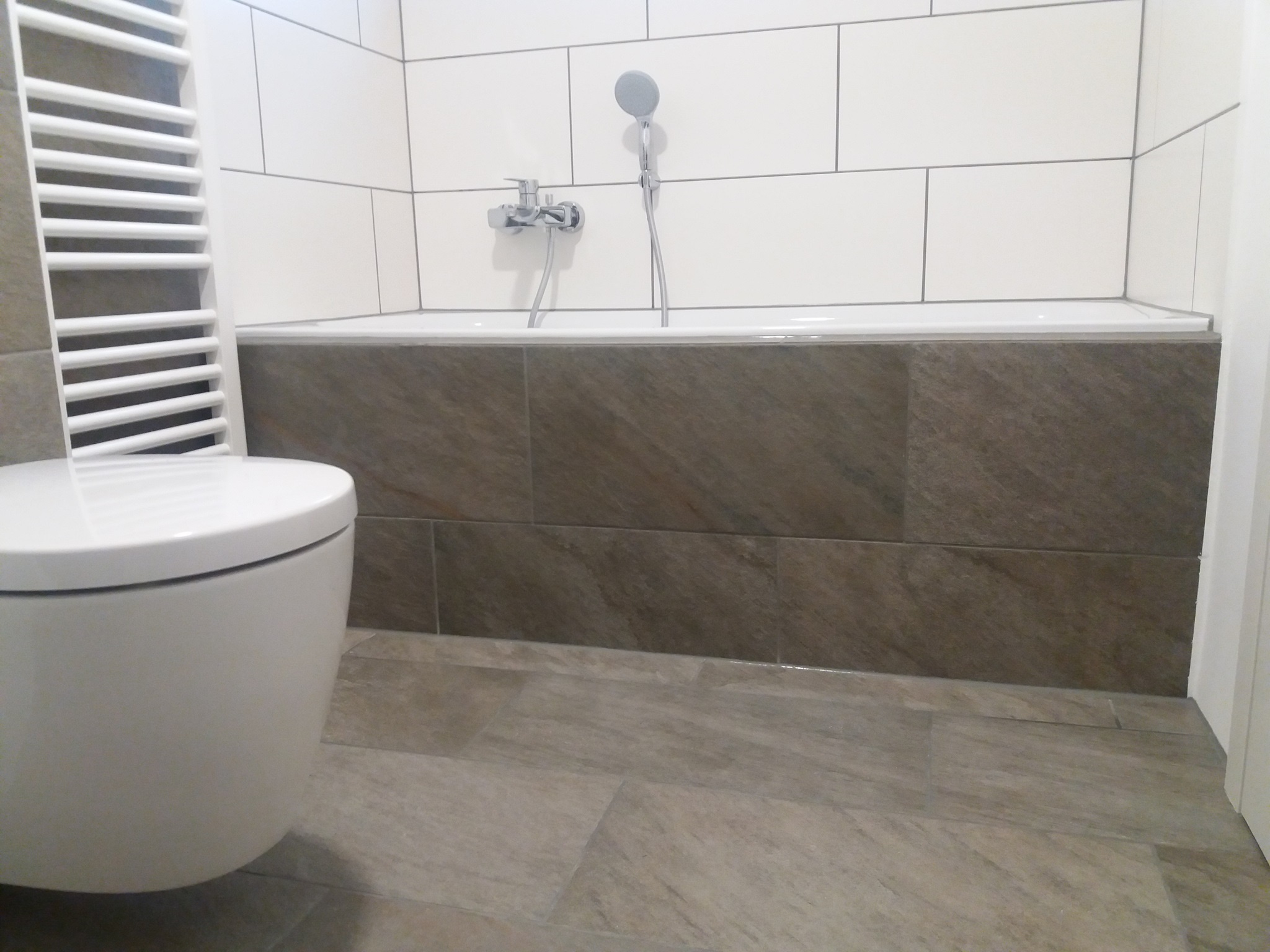 Badewanne mit Verkleidung in Steinoptik