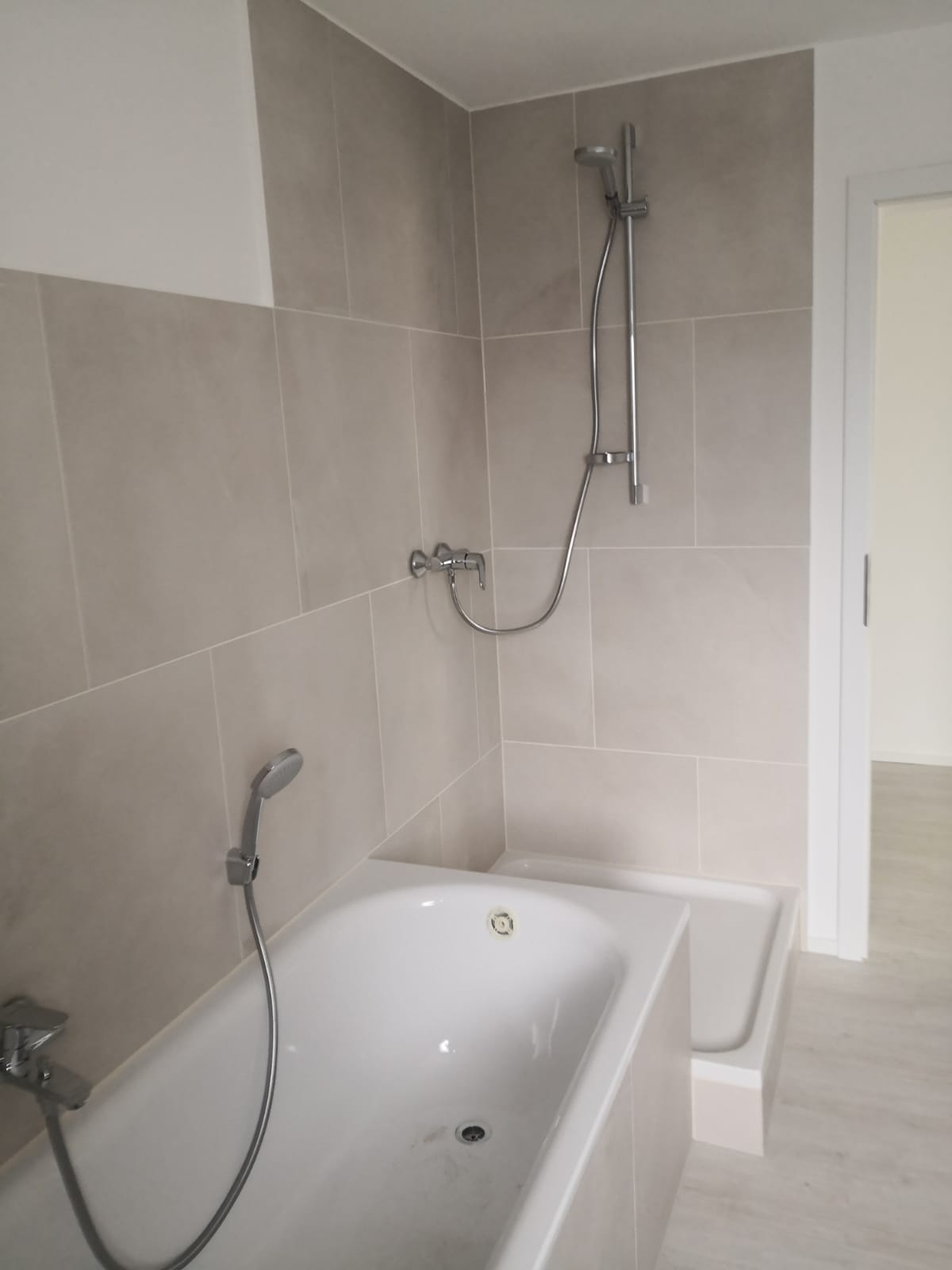 Neues Bad mit Wanne und Dusche