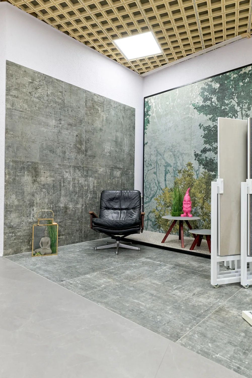 Ausstellungsfläche mit großformatigen Feinsteinzeug-Platten